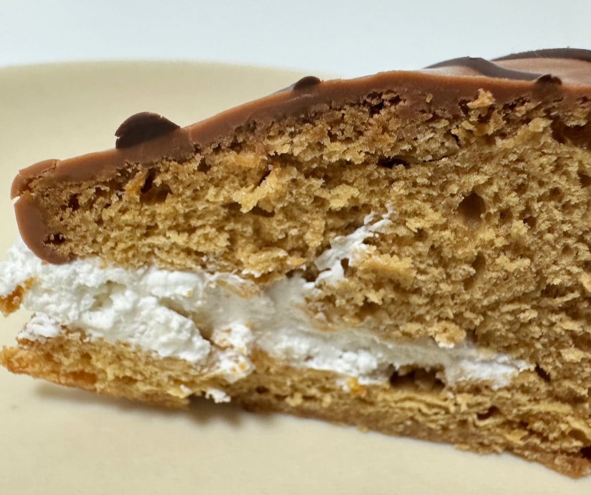 濃厚な甘みのマロン風味チョコと、軽くなめらかなホイップクリーム、しっとりとしたマロン生地が三位一体となって贅沢な秋の味わいを生み出しています