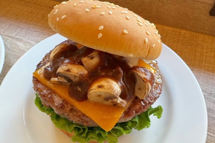 フレッシュネスの秋限定は月見じゃない!?芳醇でリッチな世界三大きのこソースを使用した“贅沢バーガー”2種を食べ比べ