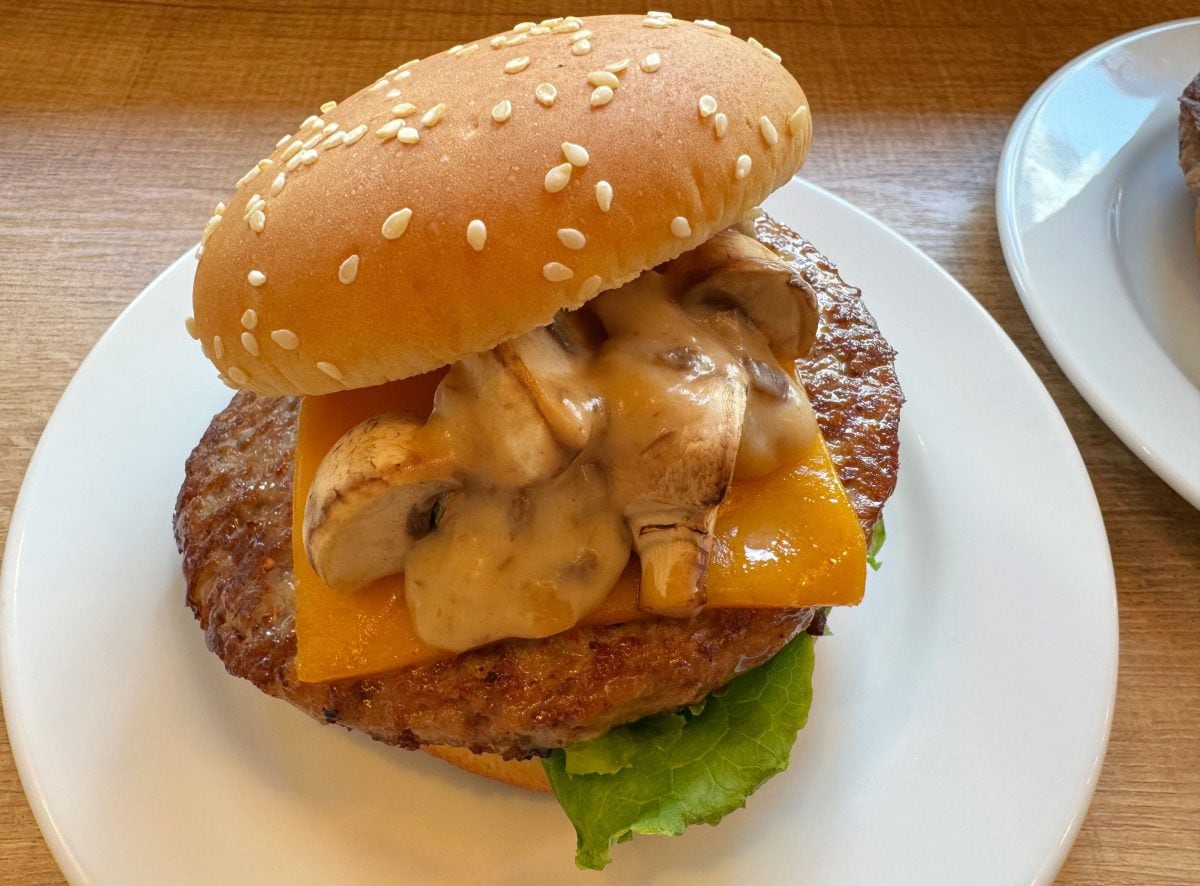 マッシュルームチーズバーガー ポルチーニクリームソース