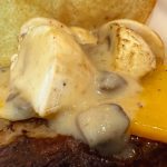 ゴロッと大胆にカットされた国産生マッシュルームにポルチーニクリームソースが絡み、一口食べれば口の中いっぱいに秋の香りが満ちていくよう！