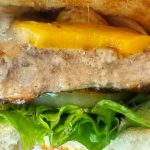肉汁あふれるビーフパティやフレッシュなレタス、コク深いチェダーチーズのバランスも抜群