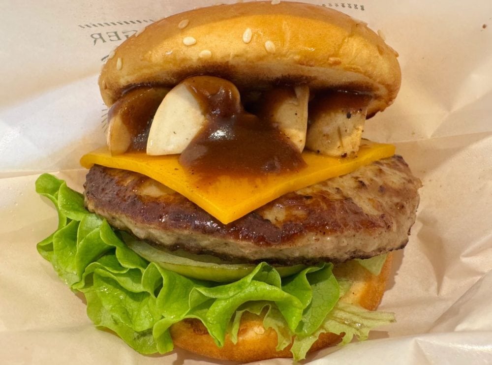 新味のトリュフデミグラスソースは、赤ワインとスパイスが効いた濃厚なデミグラスに、フワッと上品なトリュフの香りが加わり、大人の味わいを楽しめる贅沢な仕様に。