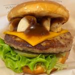新味のトリュフデミグラスソースは、赤ワインとスパイスが効いた濃厚なデミグラスに、フワッと上品なトリュフの香りが加わり、大人の味わいを楽しめる贅沢な仕様に。