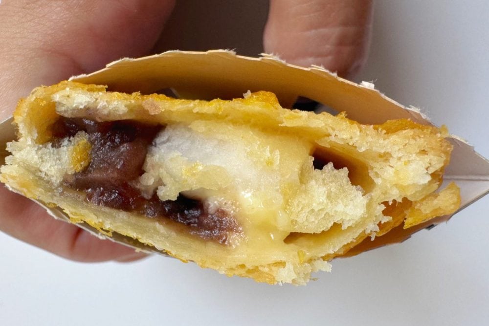 個人的に一番気になっていたのがスイーツの「あんバターとおもちの月見パイ」。あんことバターの組み合わせなんて間違いないやつやん……。