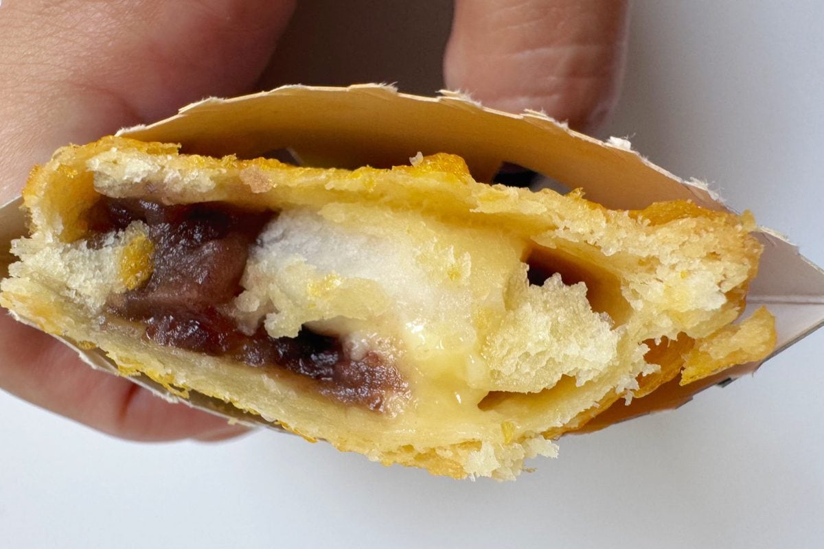個人的に一番気になっていたのがスイーツの「あんバターとおもちの月見パイ」。あんことバターの組み合わせなんて間違いないやつやん……。