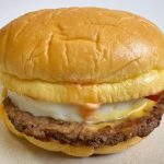 ふわもち食感のバター風味バンズの中には、ジューシーな100%ビーフパティ、スモークベーコン、たまご、チェダーチーズ、そしてすき焼きフィリングが挟まれており、リッチな組み合わせに