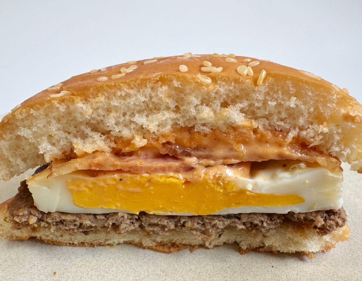 従来のソースよりも、よりトマト感・マヨ感、そしてこってりとしたバターの味わいも感じるようななめらかでリッチな味わいに進化していました