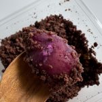 体験型デザートって……？とパッケージを開けると、中には土に見立てたココアスポンジが。一見普通のスイーツですが、ザクっとスプーンを入れると現れたのは可愛いミニサイズスイートポテト！