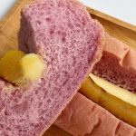 しっとり＆もっちりとした生フランスパンに、紅はるかを使用したおいもあんとバター入りマーガリンをサンド