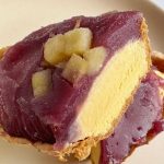シャクっとした食感のもなかとひんやり甘いお芋アイス、ねっとりとした紫いもあんや、ダイス状の紅はるかと、食感も味わいも飽きのこない贅沢な組み合わせ