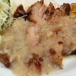 松屋のジャークチキンも、シナモンやクローブ、ナツメグを合わせたような独特の香りを持つ「オールスパイス」を使用した本格派