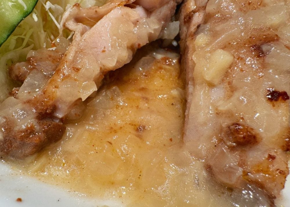 ジューシーに焼き上げられたチキンは、皮にしっかりと焦げ目がついており、抜群の香ばしさ。外はカリカリ、中は肉汁がしたたるジューシーな仕上がりに。
