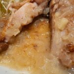 ジューシーに焼き上げられたチキンは、皮にしっかりと焦げ目がついており、抜群の香ばしさ。外はカリカリ、中は肉汁がしたたるジューシーな仕上がりに。