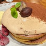 マロンホットケーキが届いた瞬間、ふわっとしたホットケーキとマロンの甘い香りが合わさり、なんとも言えない幸せな香りが鼻をくすぐります