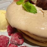 大きめのホットケーキの上には、こぼれ落ちそうなほどたっぷりとマロンクリームがかかっていました