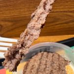 専用のブロイラーでじっくり直火焼きすることで余分な油を落とし、必要な肉汁を閉じ込めているというバーガーキング特製のビーフパティは、スモーキーで脂っぽくなく、肉本来の旨味を感じるワイルドな味わい