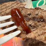 スパイシーソースは、結構本格的な辛さとニンニクのパンチが効いた風味ででビーフパティとの相性もばっちり