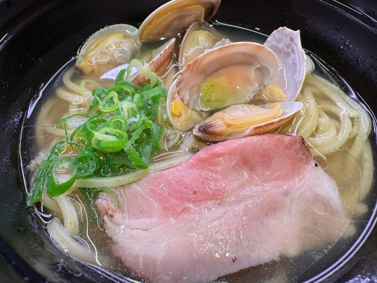 スープを一口すすった瞬間、はまぐりやあさりの上品で深みのある旨味がふわっと押し寄せてきます