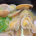トッピングはチャーシューに加え、贅沢にあさりがたっぷり