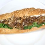 牛カルビはにんにくが効いた醤油だれで味付け