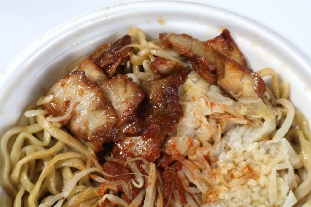 焼豚にはラー油と特製スパイスが