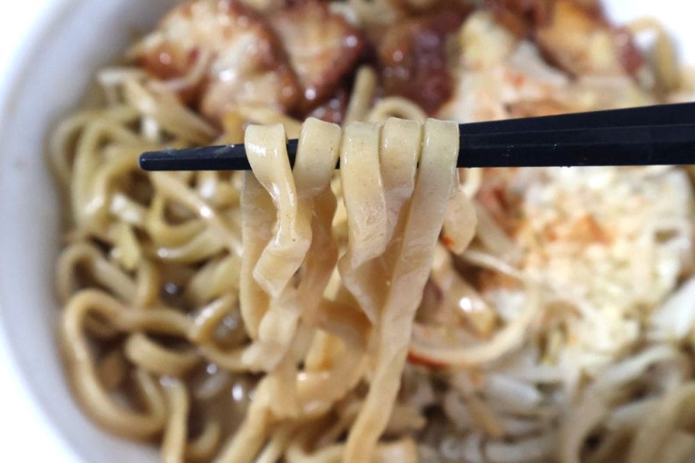 麺は太め＆硬めのわしわし系
