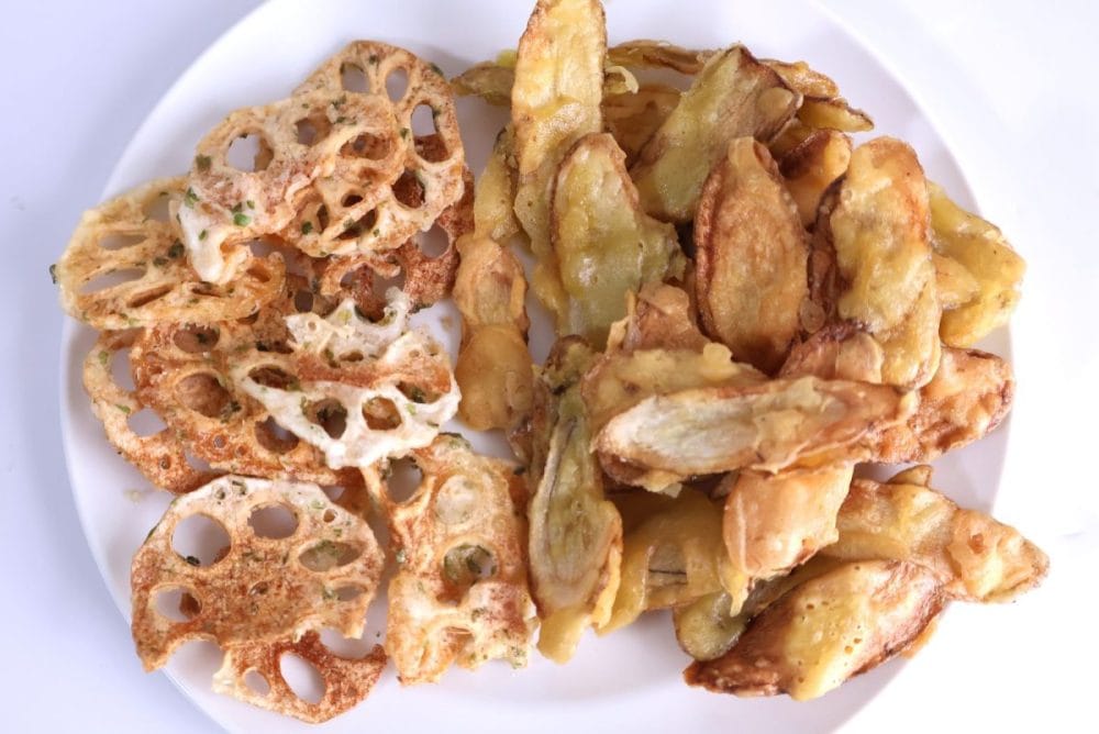 「ごぼうとレンコンの根菜チップ」　は半分強がごぼう