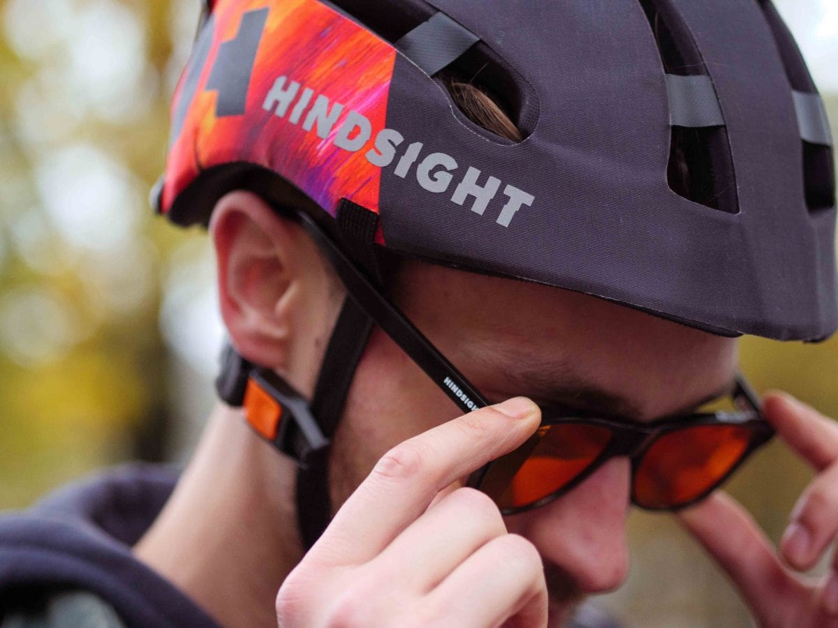 前を向いたまま後ろが見える!?」HINDSIGHTの“後方視界サングラス”で 