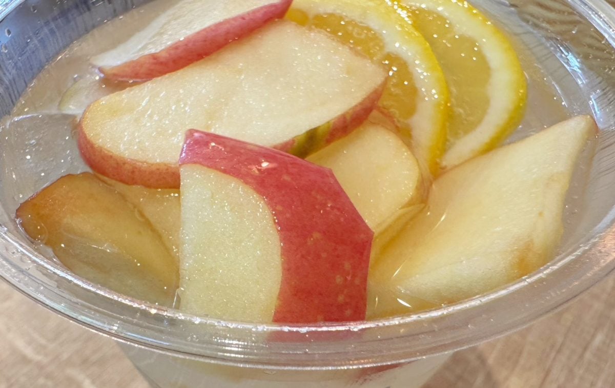 たっぷりと使われたりんごは、飲んだ後にフォークで食べることも可能！
