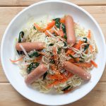 粗挽ソーセージの皮のパリッとした食感と、皮が破れたあとにこぼれ出てくる肉汁が味の決め手となる塩らーめんチャンプルー