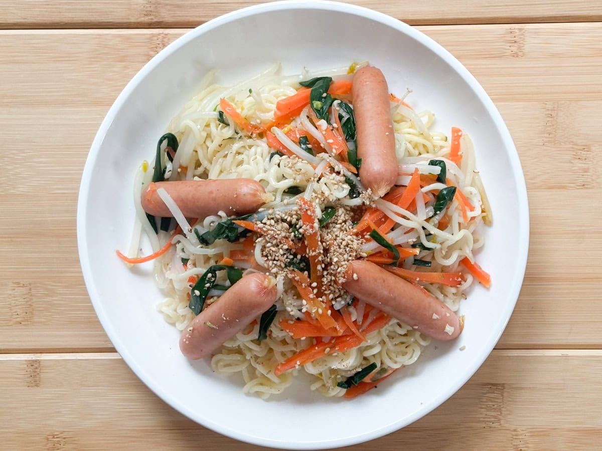 粗挽ソーセージの皮のパリッとした食感と、皮が破れたあとにこぼれ出てくる肉汁が味の決め手となる塩らーめんチャンプルー