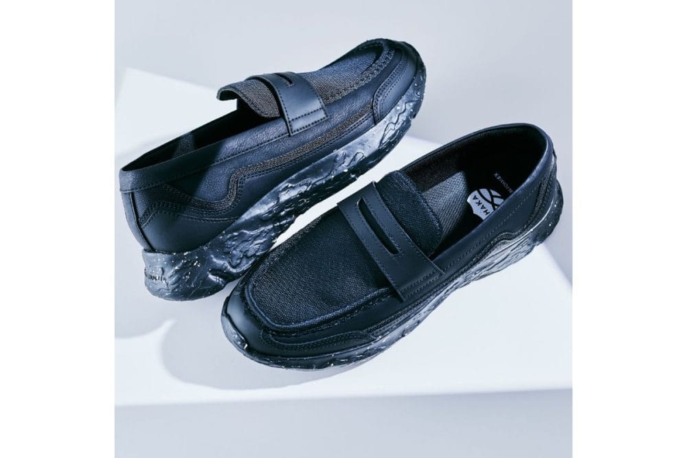 アッパー裏に防水フィルムをラミネートし、雨天にも対応