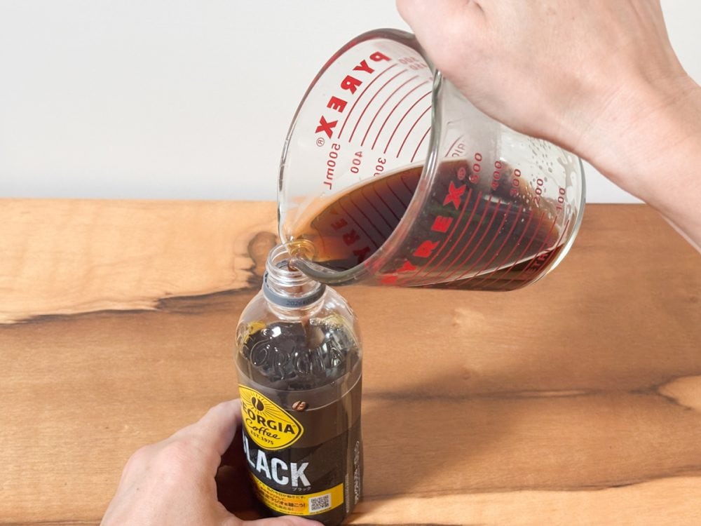 ペットボトルからこぼれないように注意しつつ、ゼラチン入り無糖コーヒードリンクを注ぎ入れます