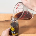 ペットボトルからこぼれないように注意しつつ、ゼラチン入り無糖コーヒードリンクを注ぎ入れます
