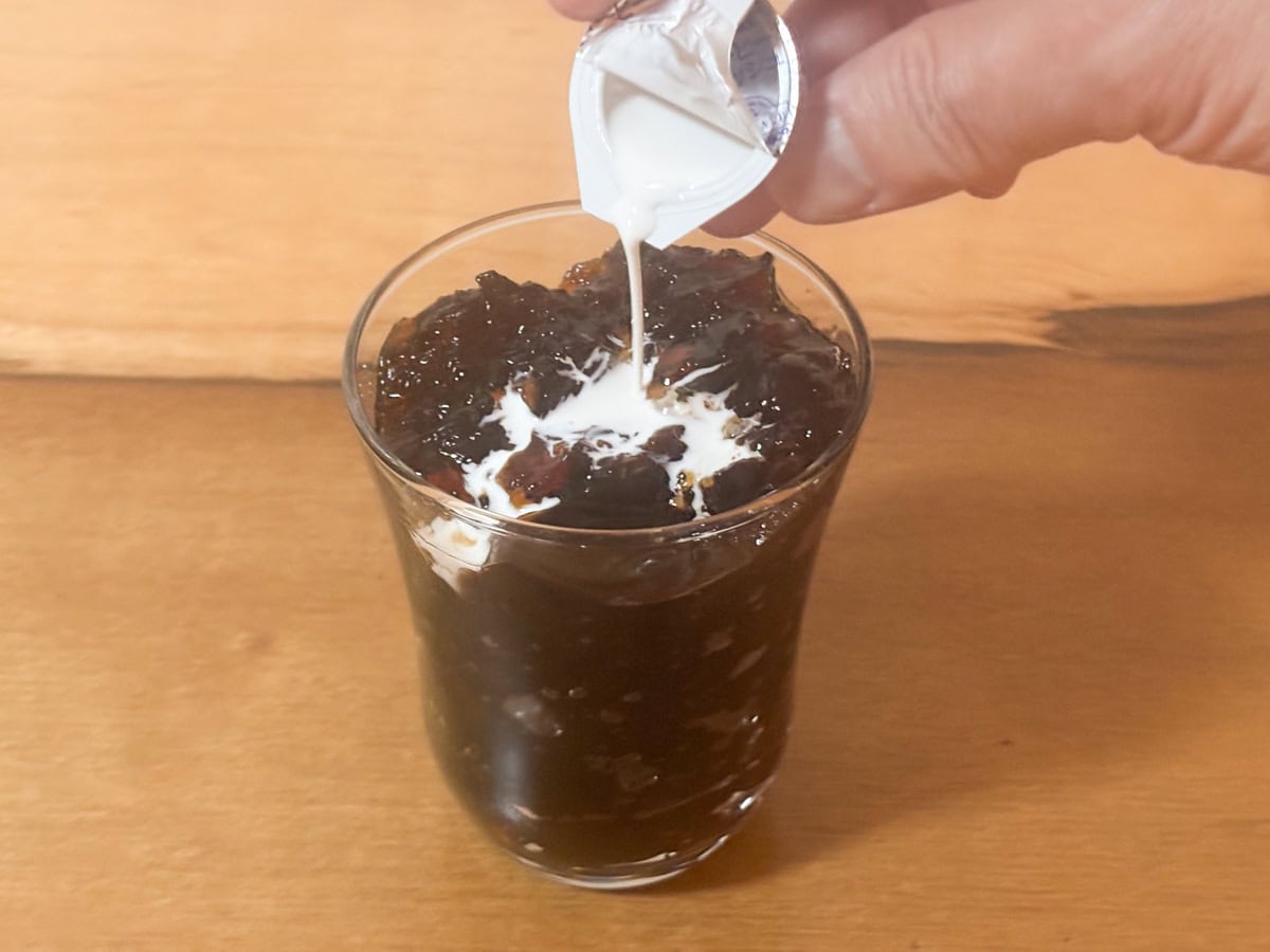 ミルクを加えることで、安心安定のどこにでもあるコーヒーゼリーとなります