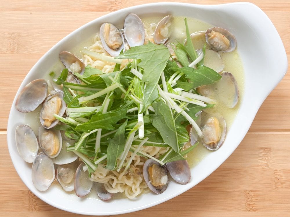 「サッポロ一番 塩らーめんの激うまアレンジ」純和風ラーメンがイタリアンに激変！　アサリのうまみたっぷりボンゴレビアンコ！