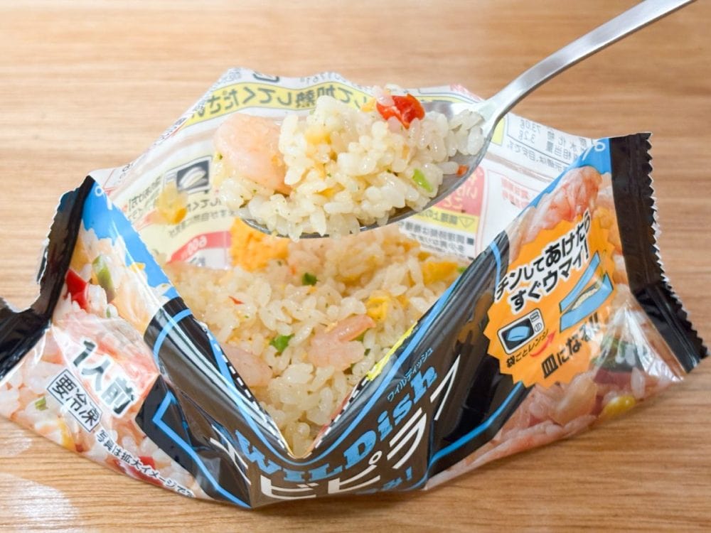 エビピラフは「ワイルドにカキコメ！」と言いつつも、ガーリックバターがほどよく効いていて上品な味つけ