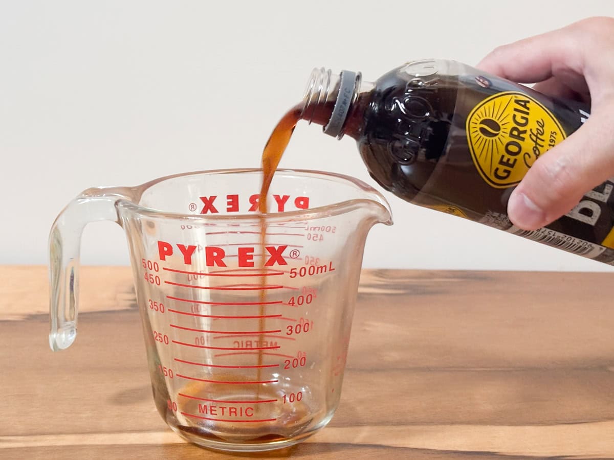 最近気になっていた「ペットボトルのままコーヒーゼリーを作る」という、かなりの荒技的ライフハックを実践