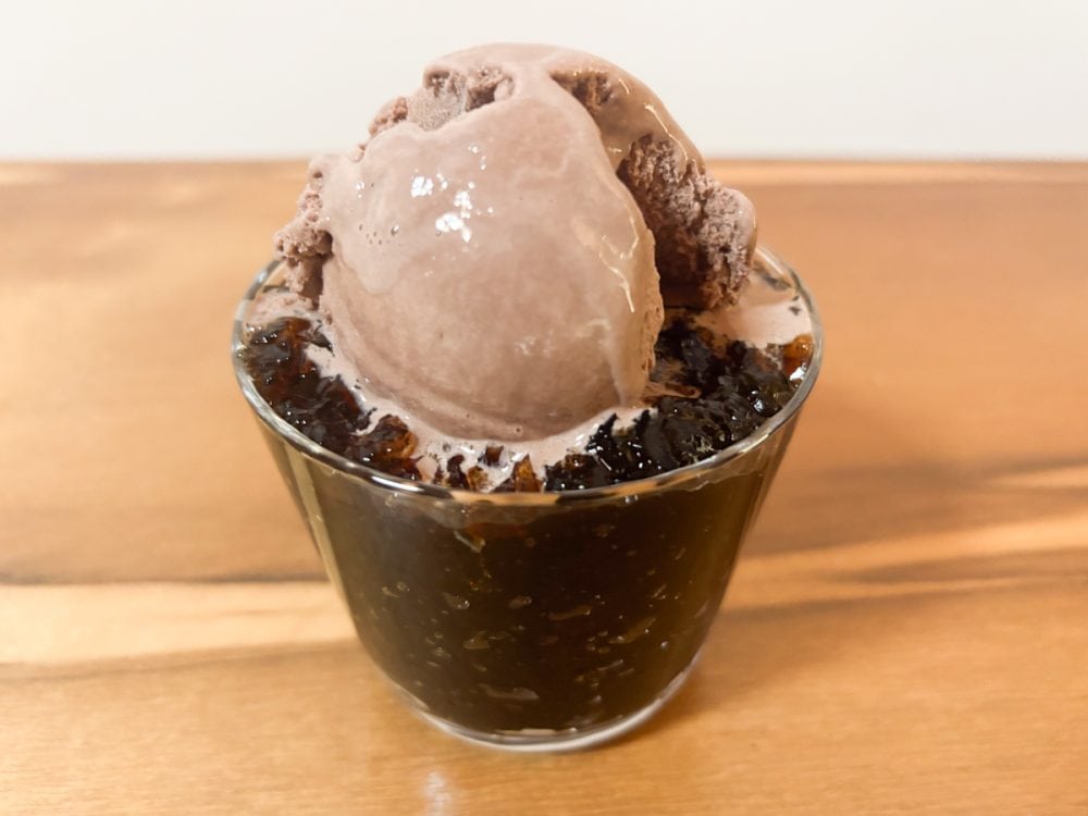 無糖コーヒーで作ったからこそ、アイスクリームなどをトッピングするとかなりリッチ感が出ます