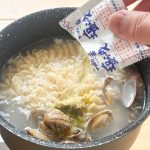 「サッポロ一番 塩らーめん」に付属の調味料を振りかけ、ここではじめて麺をほぐします