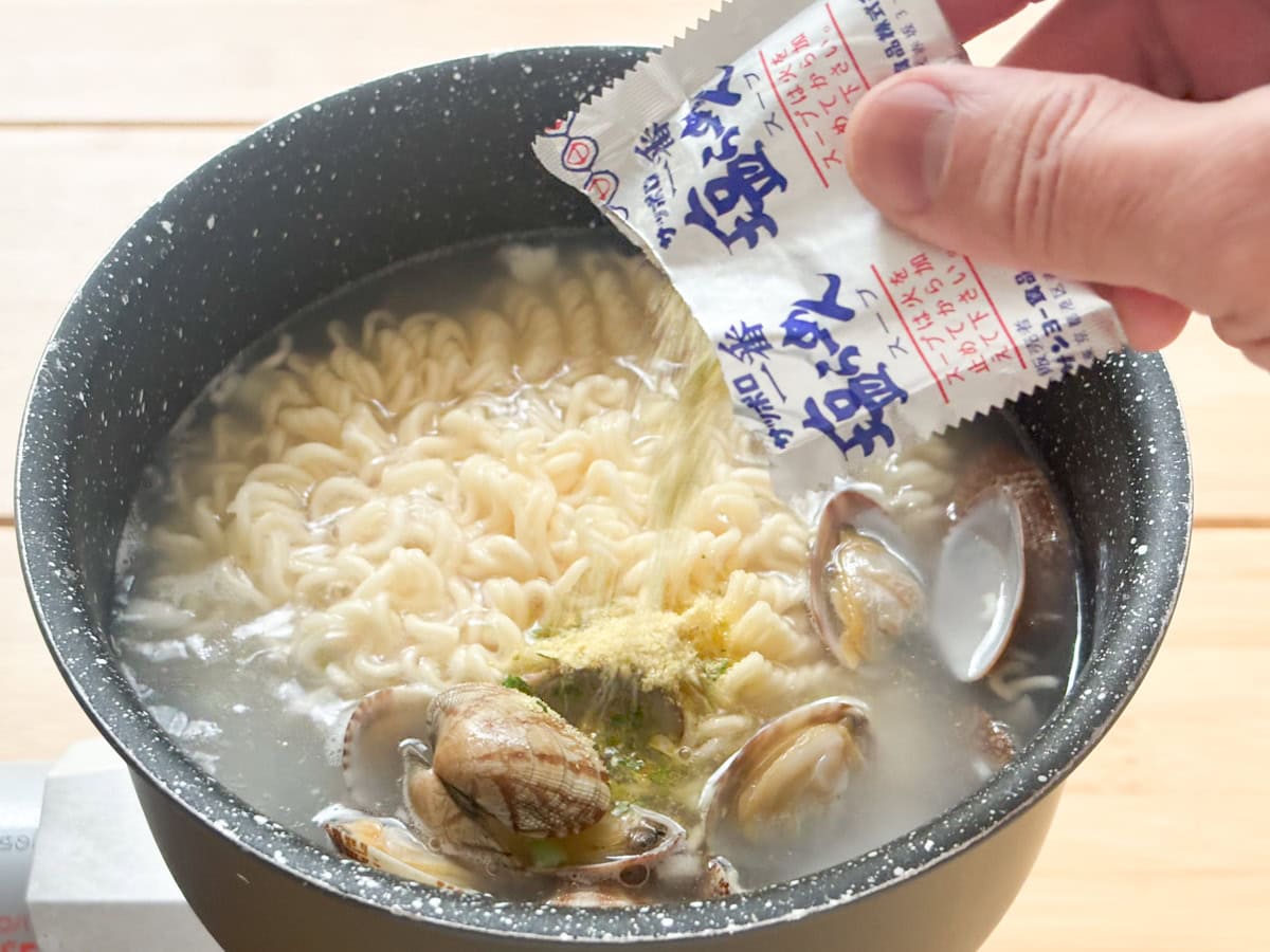 「サッポロ一番 塩らーめん」に付属の調味料を振りかけ、ここではじめて麺をほぐします