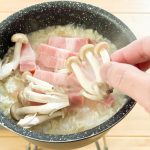 具材を入れ終わったら、「サッポロ一番 塩らーめん」に付属のスープを入れて、軽くかき混ぜます
