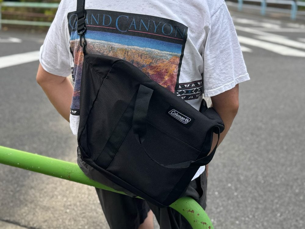 身体に沿うようなフィット感のあるバッグとしても使える