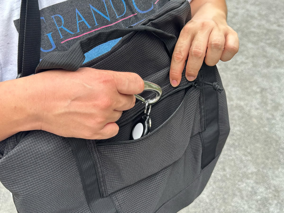背面ポケットには鍵なども収納できる
