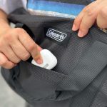フロントポケットにはイヤフォンやスマホなどの出し入れしやすいものが良い
