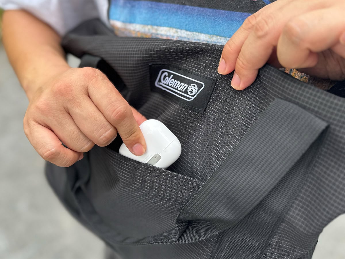 フロントポケットにはイヤフォンやスマホなどの出し入れしやすいものが良い