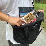 メイン収納部には雑誌やタブレットが入る安心感