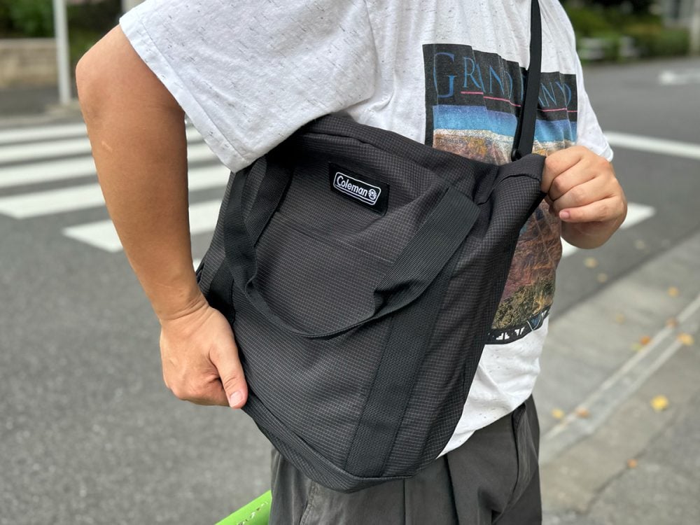ボトムを手で掴んで前方にくるっと回せる