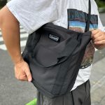 ボトムを手で掴んで前方にくるっと回せる