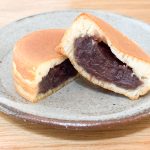 あずきあんは半分に切ってみると、中につぶあんがぎっしり詰まっていて、皮も薄めでいい感じ